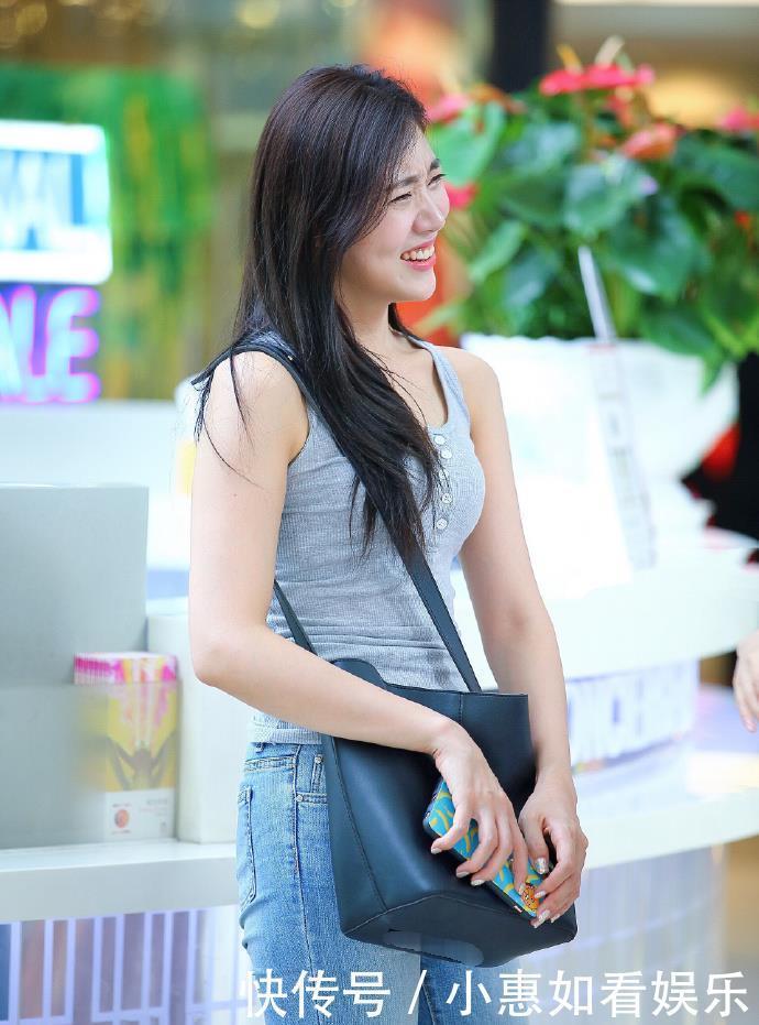 破洞裤|30多岁的美妇,裤子扣了“碗大的窟窿”,打扮很有女人味