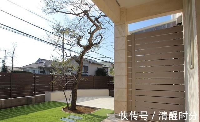 青石板|院子通铺水泥地过时了,甲板+草坪+沙地混铺,简单几种材料就很美