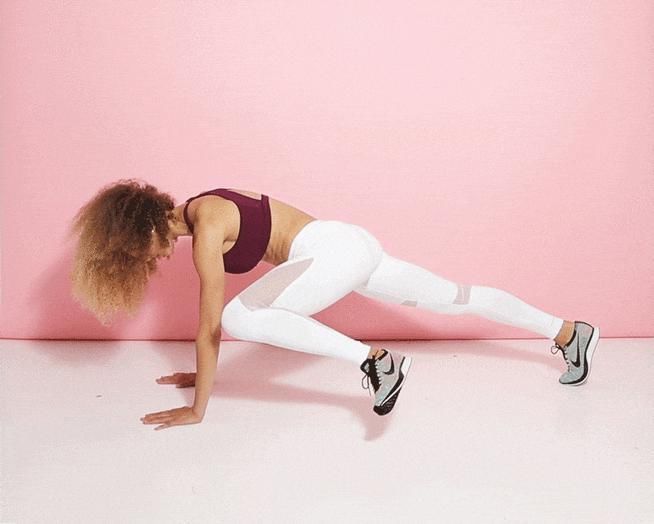 搭配|紧身裹胸搭配牛仔裤,简单搭配诠释好身材,姐姐眼神为何如此犀利