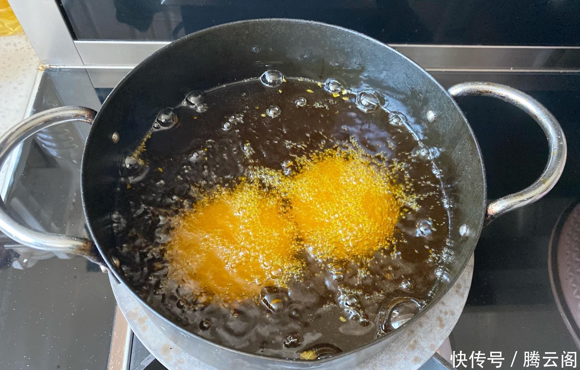 炸糖糕时,第1步直接开水烫面就错了,多加这1步糖糕空心不破皮