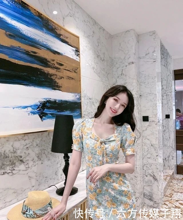 连身裙|这身印花裙真有特色,V领处打个蝴蝶结,女人的贵气立马浮现