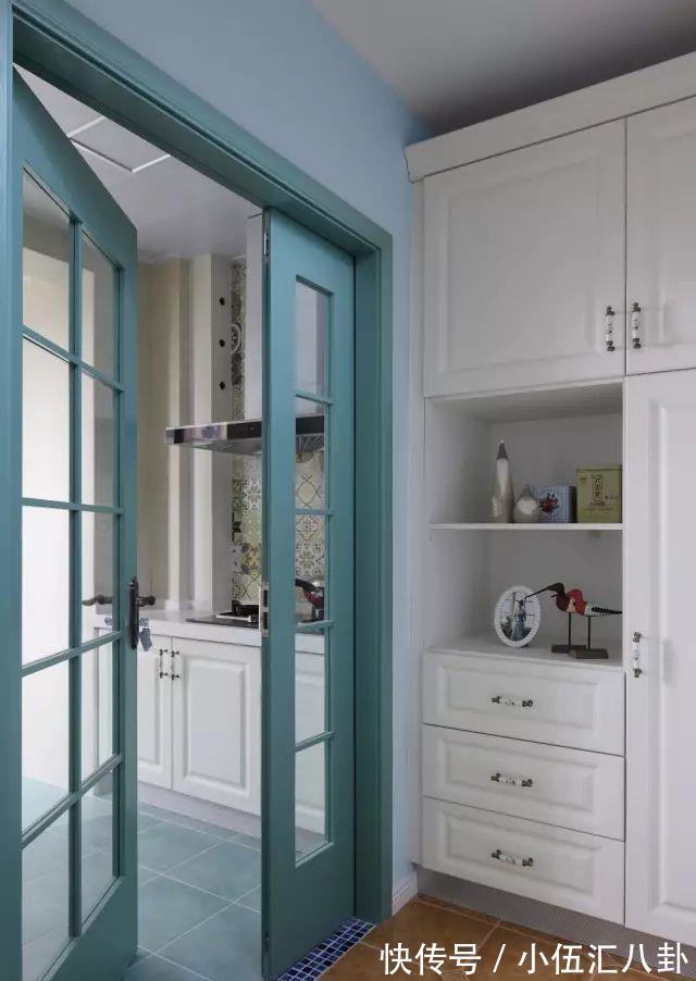 黑色|小户型厨房门你会选择怎样的颜色?黑色、白色还是原木色?