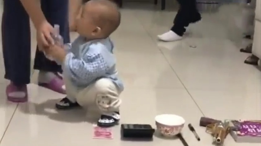 家人们|1岁宝宝抓周,毫不犹豫拿起这件东西不撒手,奶奶直呼:完了