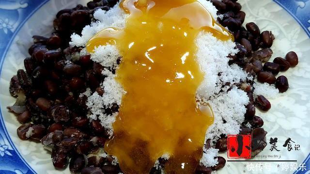 1碗面粉加半碗红豆,教你做红豆蜂蜜卷,松软香甜,全家人都爱吃