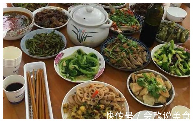 第一次在男友家下厨，中午做了一桌菜发到朋友圈，同事都说我好傻