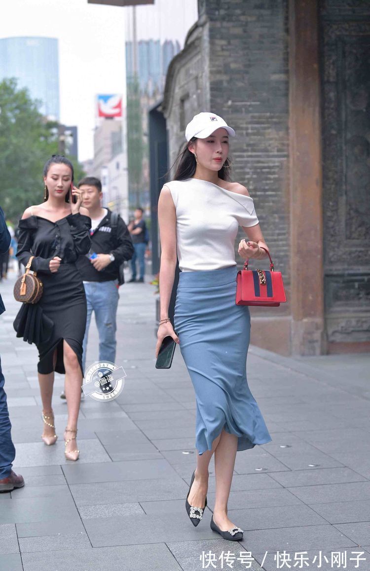 时尚 精致时尚的连衣裙穿出青春气质,散发高雅气质,简单纯净