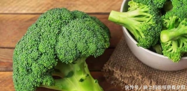 炒蒜蓉蚝油西蓝花,牢记2招,改变焯水方式,保持营养不流失