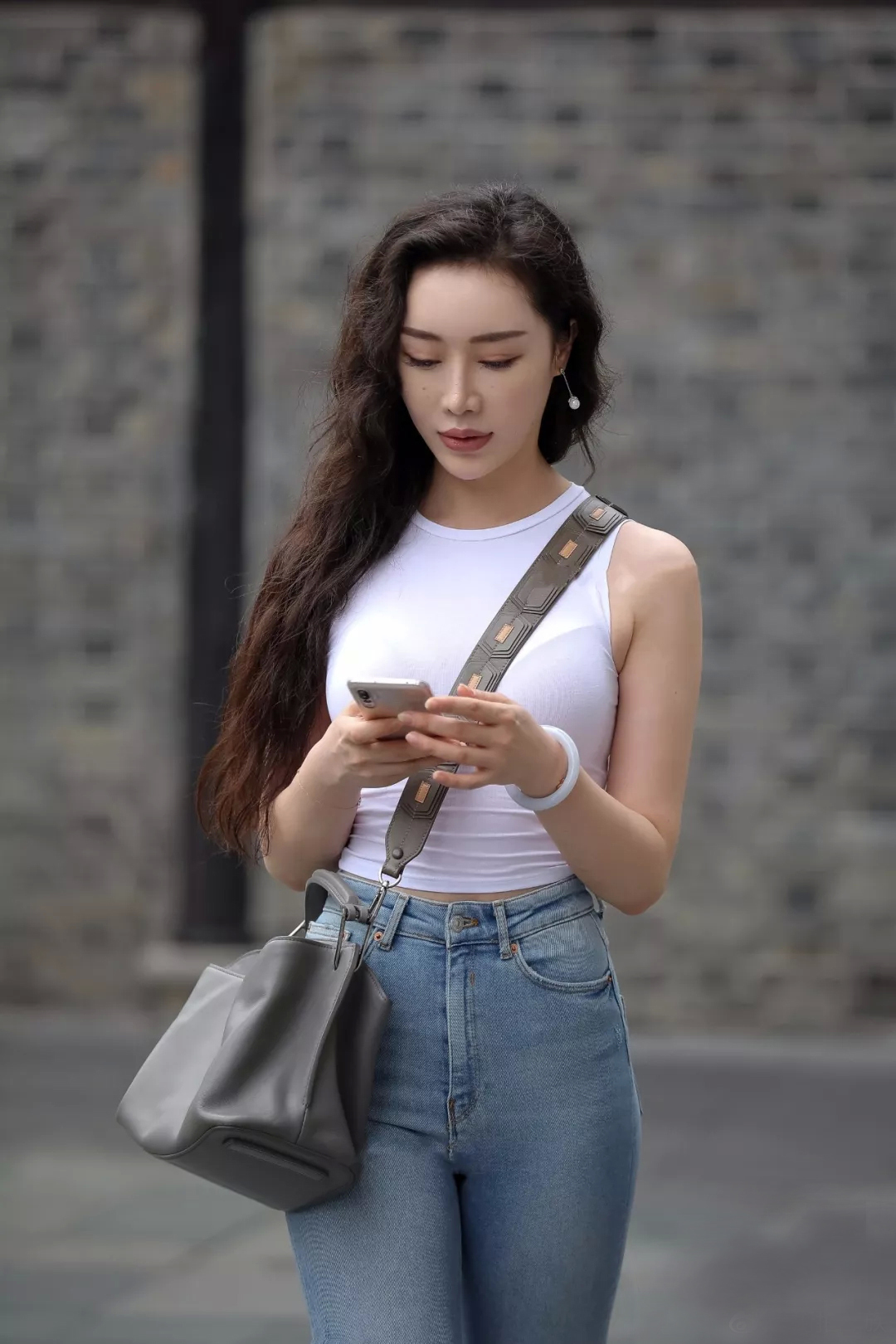 高跟鞋|街拍美女:小个子女生简约休闲的穿搭,高腰牛仔裤配短袖衫,简单利索又美丽