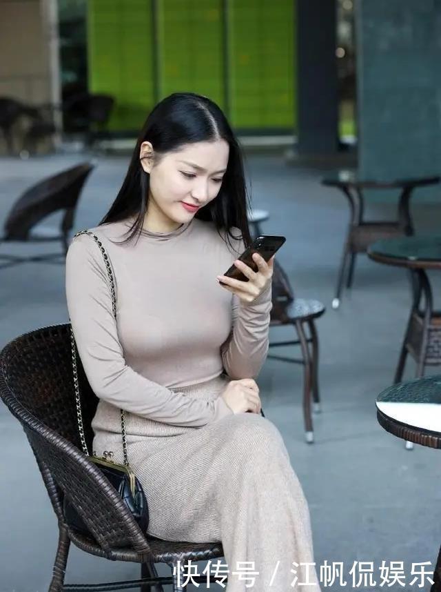 风姿绰约的针织裙美女,引领“胖”女孩新风尚