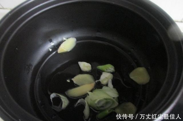 做排骨湯，多加這“1步”湯白如牛奶，補氣益血，臉色好身體棒