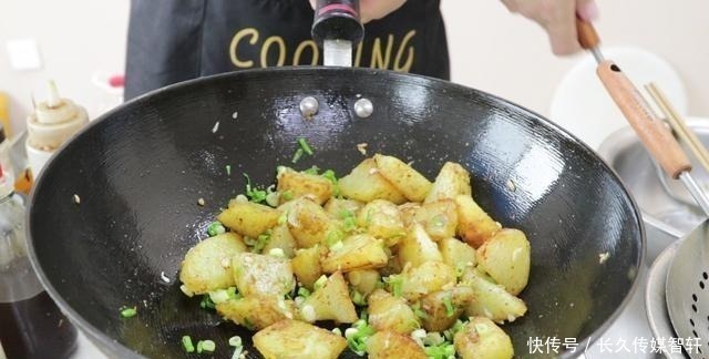 土豆这样做太好吃了，招待亲朋来一盘，比吃肉还受欢迎，先收藏了