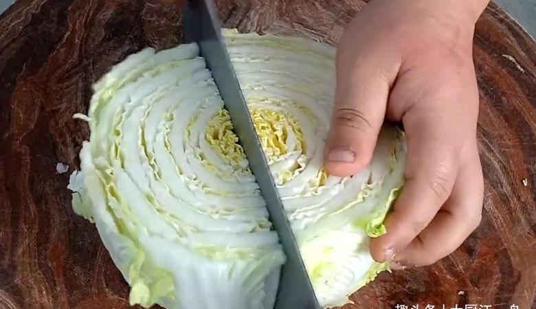 炒白菜时,最忌直接下锅炒!炒前记得多加这1步,白菜爽脆不出水