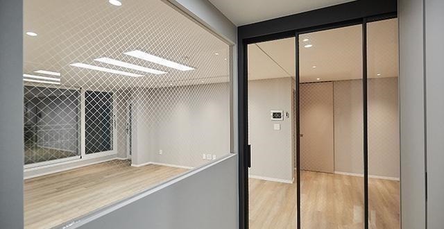 韩国|跟国内不一样,韩国入户装三轨玻璃门单独分出玄关,室内一尘不染!