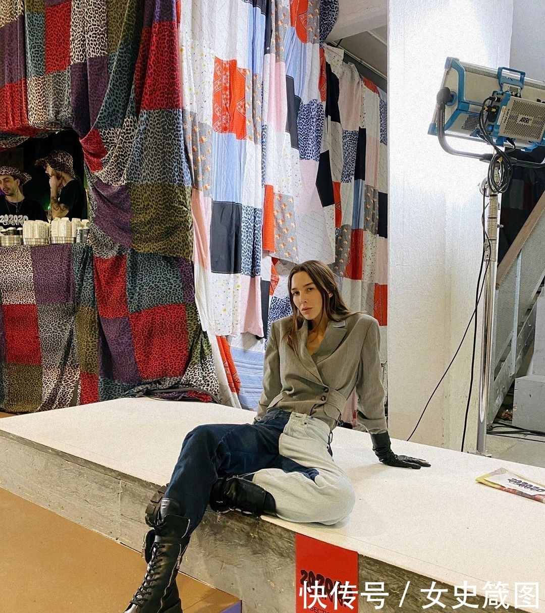 烂大街牛仔裤造型如何脱颖而出?超模到明星没有不爱上这种设计的