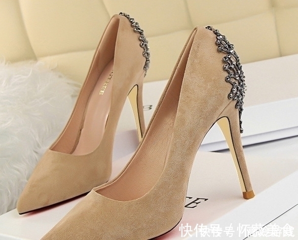 百搭 女人身材丰满,就要穿这种高跟鞋,性感妩媚,显高显瘦,贼美