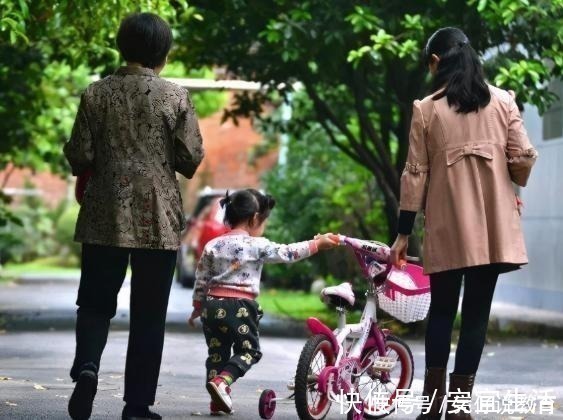 父母|“最后悔的事，是让我妈来带娃”，90后宝妈的哭诉引共鸣，扎心