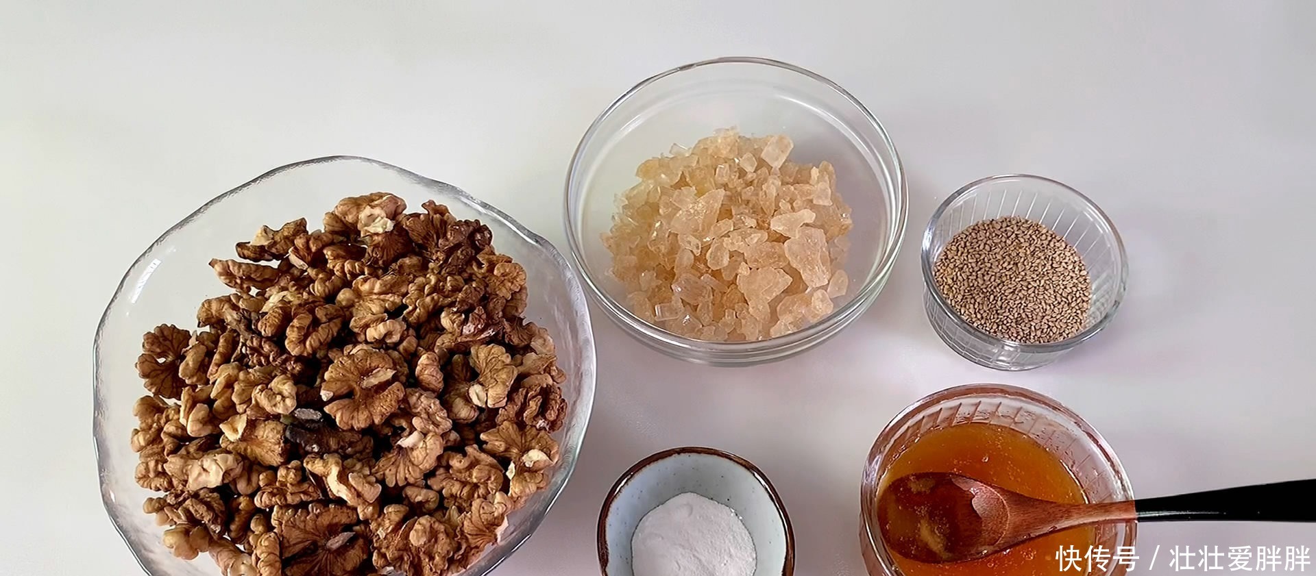 别再买坚果零食吃了，自己在家就能做，酥脆香甜，没有一点苦涩味！