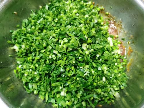 双肉馅饺子，皮薄馅大，咬一口满嘴鲜汁，不爱吃肉老妈吃美了