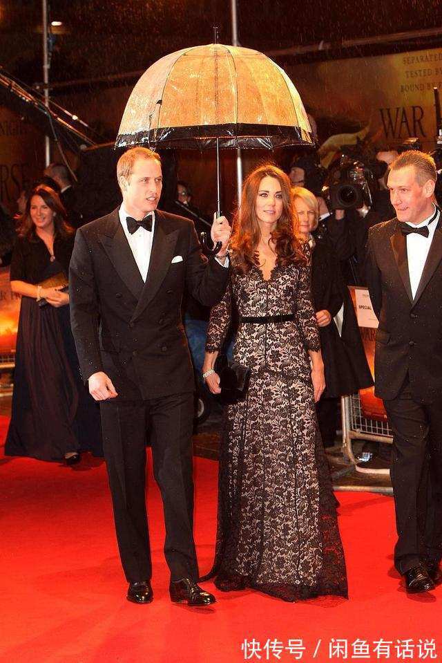 性感|凯特王妃气质真好,黑色蕾丝裙穿出高级感,不戴珠宝也有贵族气息