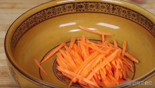 粉条我家从不煮着吃了，淋4个鸡蛋，筷子一搅，出锅比吃肉还解馋