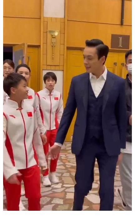 全红婵有多火?央视大合唱站C位,陈伟霆跟她热聊,邓超半蹲合影