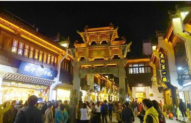  屯溪老街，红红火火