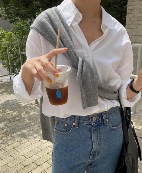 白衬衫看似基础又简单，实际很是美丽动人，搭配对了很重要