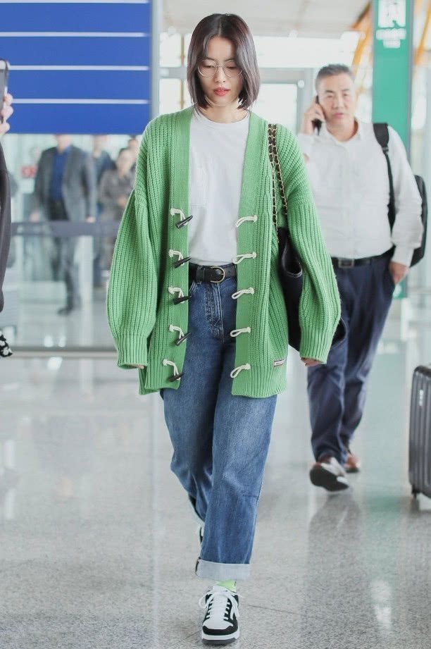 刘雯 “大表姐”刘雯最新初秋穿搭,开衫搭老爹裤,清新甜美似初恋!