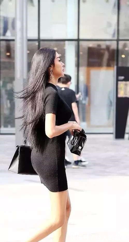裙子 穿着轻盈成熟的美女,黑色裙子和潇洒的美丽!