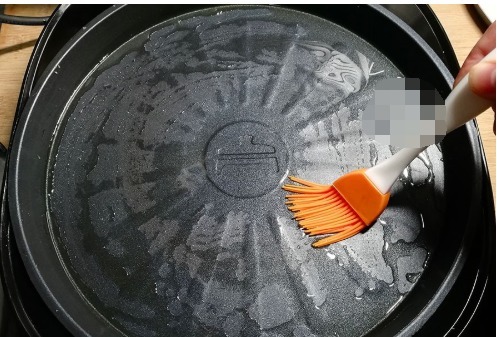 玉米面独特做法,开水一烫,手不沾面,加2个鸡蛋,营养又健康