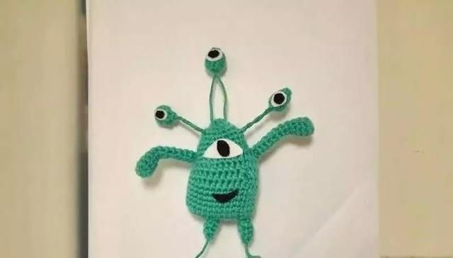 编织成|妈妈会魔法,钩针就是她的魔法棒,把孩子的画编织成了实物