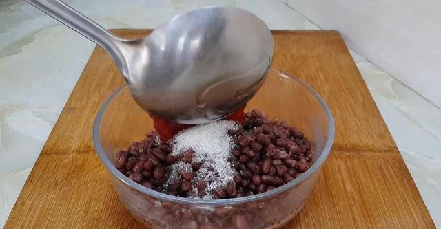 保鲜膜|面包很好吃,有4个鸡蛋,又软又甜,不用烤箱你就能成功