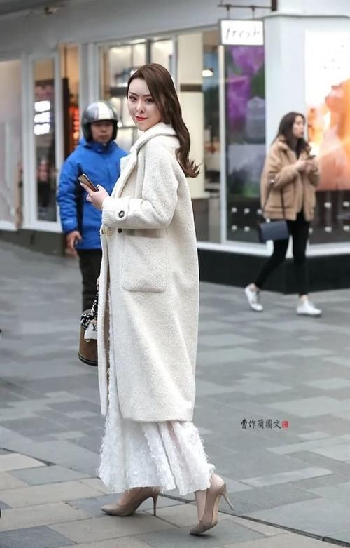 街拍：美女，用尖头细高跟添彩春装