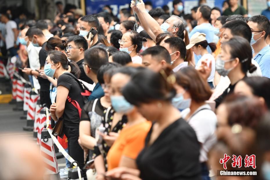 考场|2021年中国高考拉开序幕 1078万名考生赶赴考场