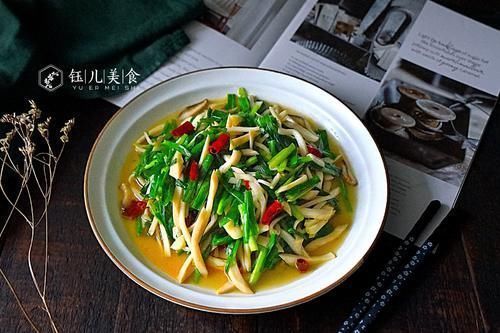 杏鲍菇|冬天的韭菜，鸡蛋靠边站，和这菜炒，实惠又鲜香美味，快学做起来