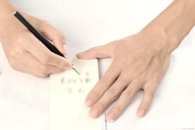 写字|7岁女孩左右手写字,学霸男生更进一步,左右手写字内容还不同