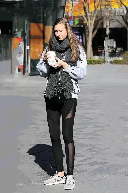 街拍：穿出轻盈之美的打底裤美女