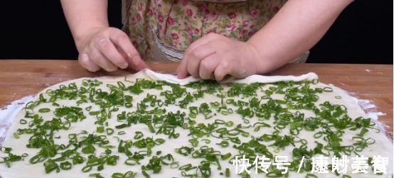 步骤|简单的葱油饼做法，当早餐吃很合适，柔软多层喷喷香