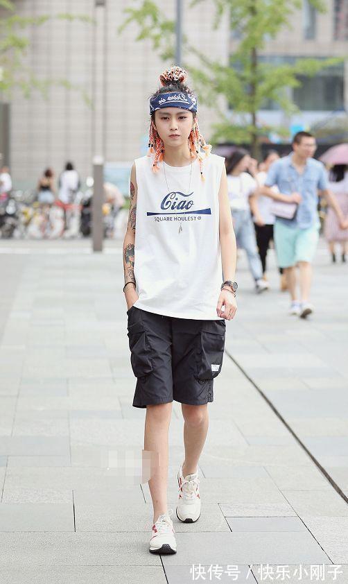 泡泡袖 黑色超短裤很好的展现了小姐姐的时尚气质