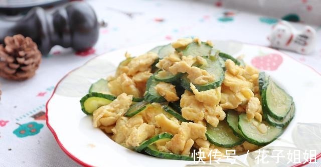 大鱼大肉吃多了,来一道清新爽口的黄瓜炒鸡蛋,5分钟就出锅!