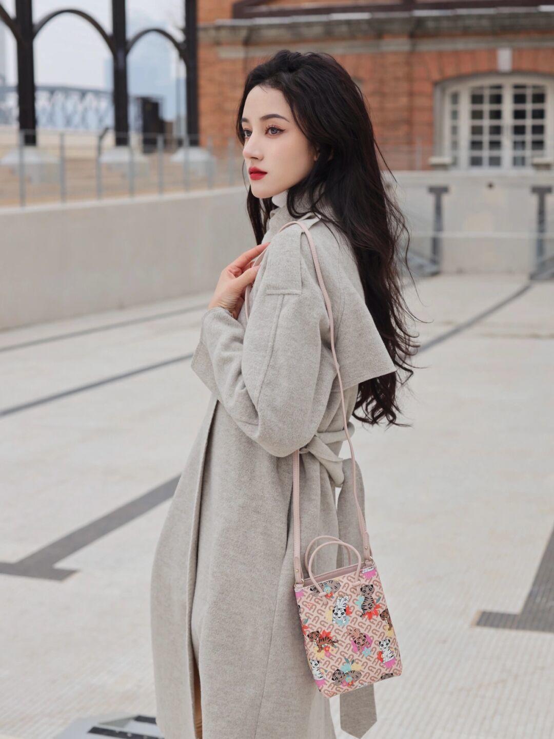 浪漫风|真正洋气的女人,冬天都爱穿这几款“大衣”,简约利落又百搭