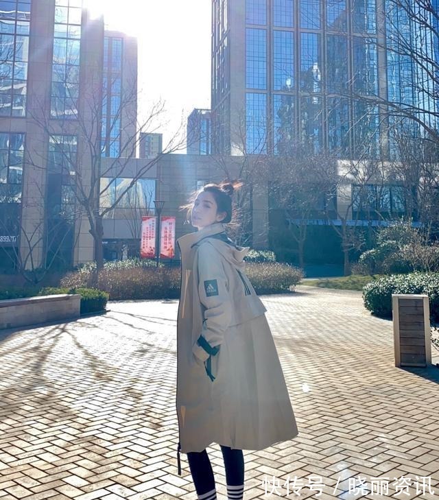 帅气感|哈妮克孜“漫画脸”超上镜!手捧青苹果微低眉,微醺妆惹人怜!