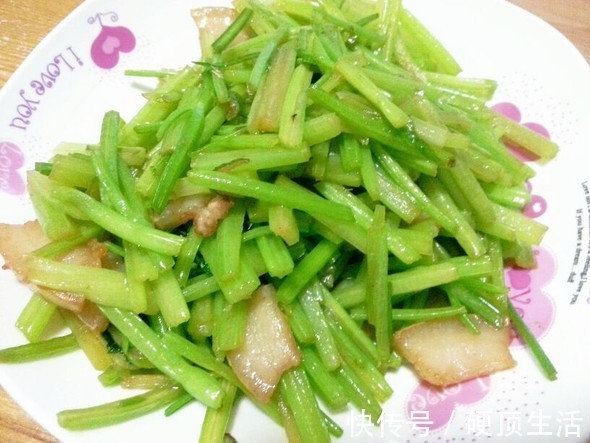 肠内脂|提个醒,吃芹菜很好,但不宜放此物,女性不可错过,很多人不了解
