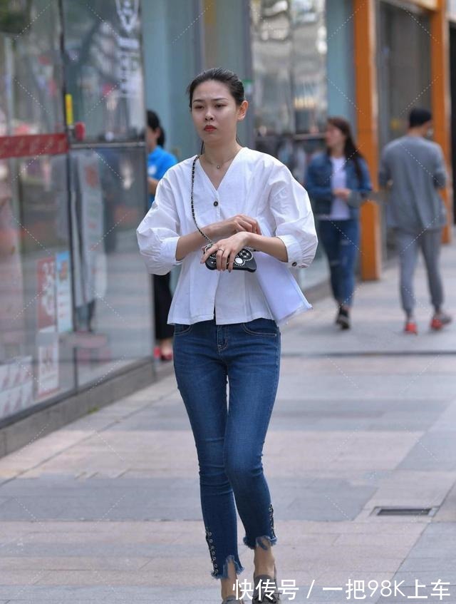 白衬衫 白衬衫与牛仔裤的穿搭,既适合日常逛街,平时上班穿!