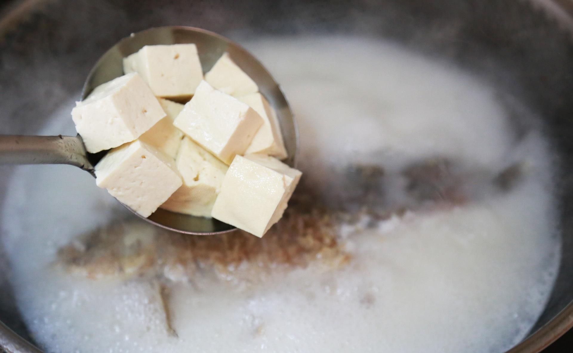 热水|做鲫鱼汤时,用冷水还是用热水?掌握一招,汤汁奶白无腥味,好喝