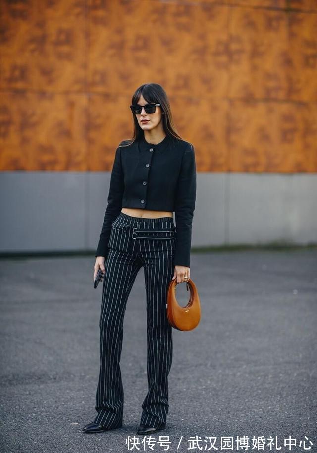 穿搭 别穿条纹衫了,今年流行的是“条纹长裤”,显瘦减龄,轻松上档次