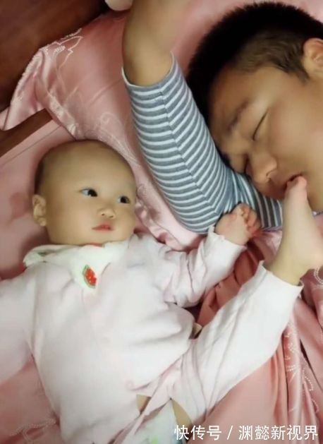 淑女|宝宝为了叫醒熟睡的爸爸,不顾自己的淑女形象,宝宝给个面子吧