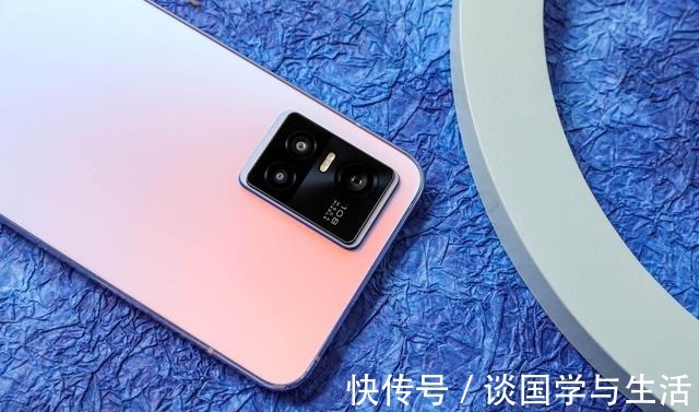 配色|vivo S10 Pro的绮光焕彩配色，确实让我眼前一亮了！