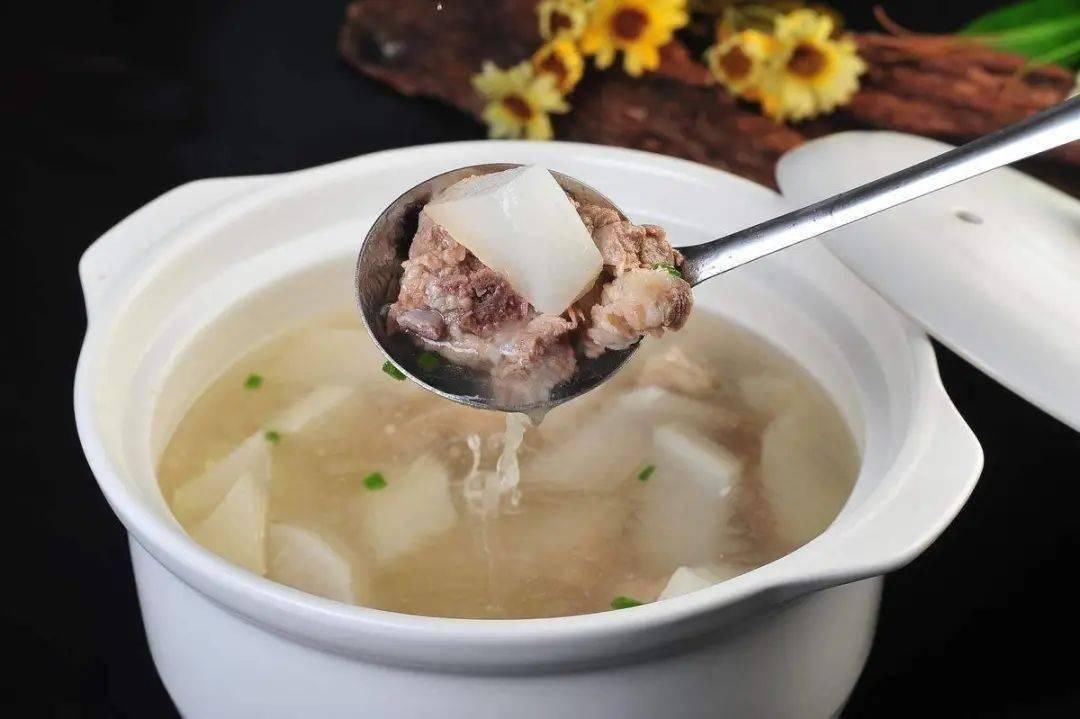骨头汤别直接下锅,牢记3个技巧,炖出的汤奶白香浓,还吃不腻!