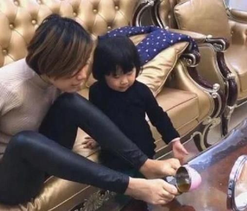 儿子|“无臂妈妈”用脚喂儿子吃香蕉，下一秒孩子的举动，令宝妈落泪